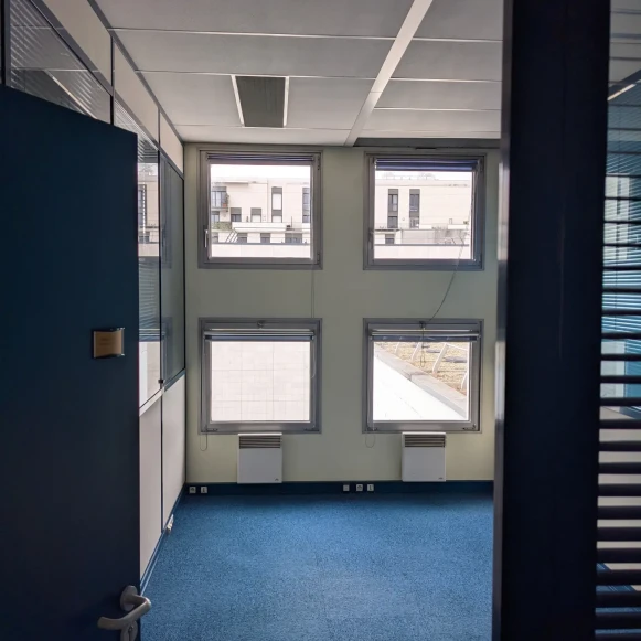 Bureau privé 15 m² 3 postes Location bureau Rue André Citroën Clichy 92110 - photo 3