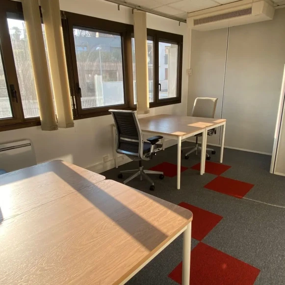 Bureau privé 15 m² 4 postes Location bureau Avenue Marceau Courbevoie 92400 - photo 1