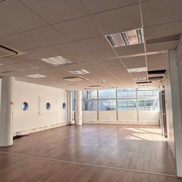Bureau privé 121 m² 15 postes Location bureau Rue Courtois Pantin 93500 - photo 1