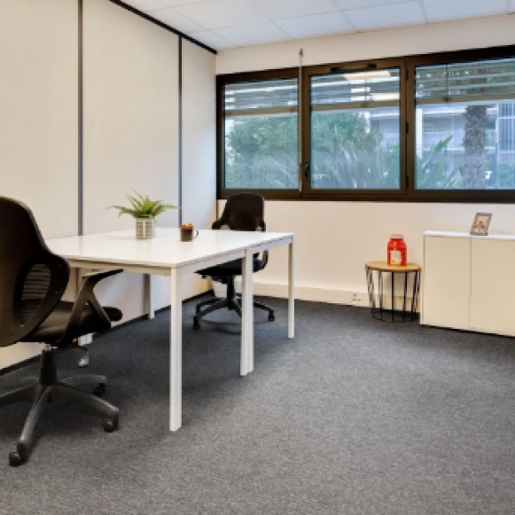 Bureau privé 13 m² 2 postes Coworking Rue Henri Becquerel Montpellier 34000 - photo 1