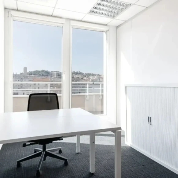 Bureau privé 20 m² 4 postes Location bureau Avenue du Prado Marseille 13008 - photo 1