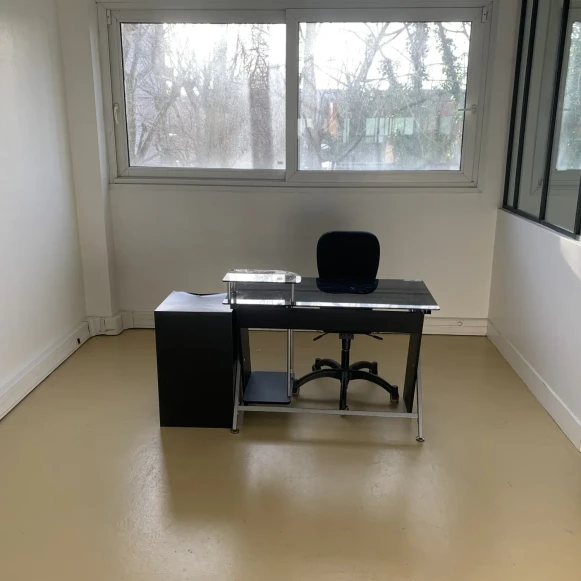 Bureau privé 14 m² 1 poste Coworking Rue des Sorins Montreuil 93100 - photo 2