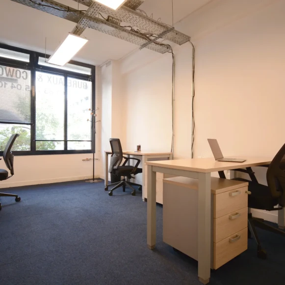 Bureau privé 16 m² 3 postes Coworking Rue des Cévennes Paris 75015 - photo 1