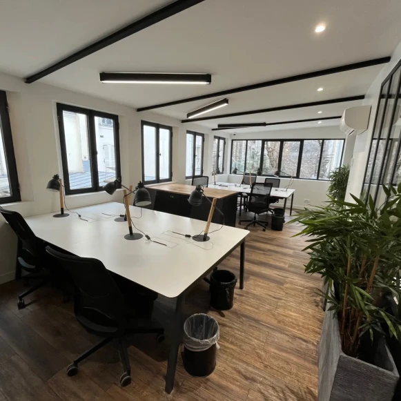 Bureau privé 25 m² 6 postes Coworking Rue de Tocqueville Paris 75017 - photo 4