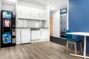 Bureau privé - 13290 - 4 postes - 1139€