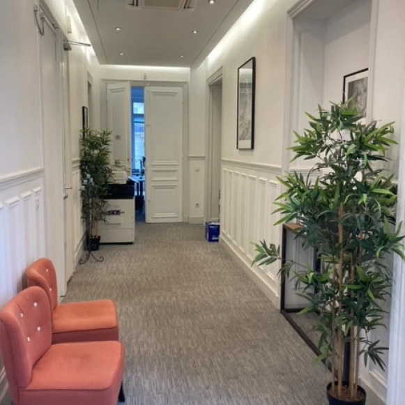 Bureau privé 27 m² 8 postes Coworking Rue La Boétie Paris 75008 - photo 1