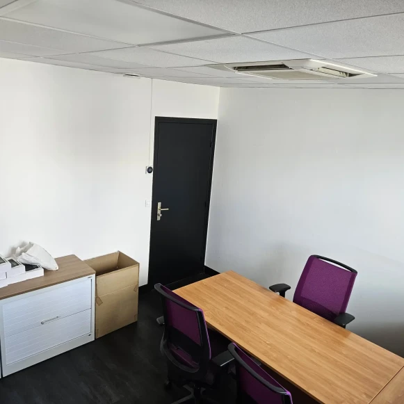 Bureau privé 21 m² 4 postes Location bureau Avenue du Président Salvador Allende Montreuil 93100 - photo 3