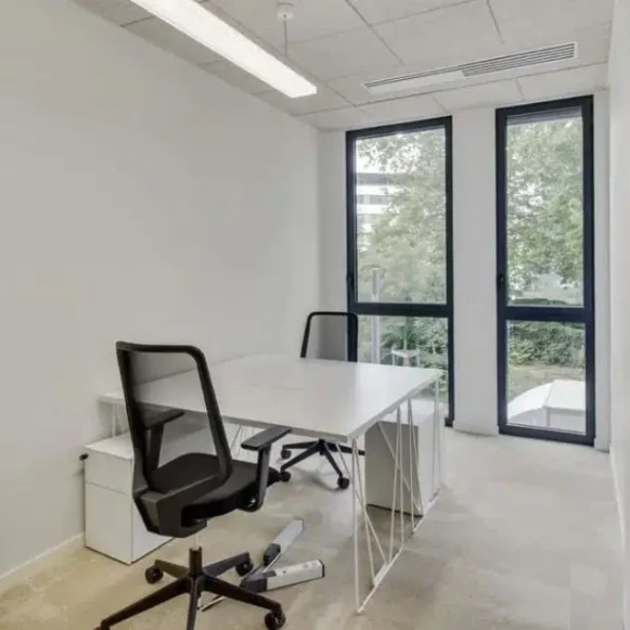 Bureau privé 30 m² 5 postes Coworking Avenue Yves Brunaud Toulouse 31500 - photo 1