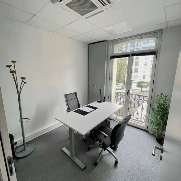 Bureau privé 9 m² 1 poste Coworking Boulevard Saint-Denis Courbevoie 92400 - photo 1