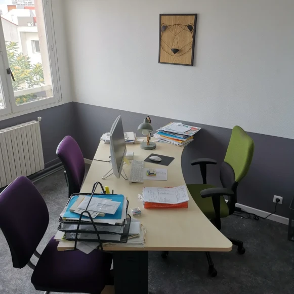 Bureau privé 12 m² 2 postes Location bureau Rue de Genève La Courneuve 93120 - photo 1
