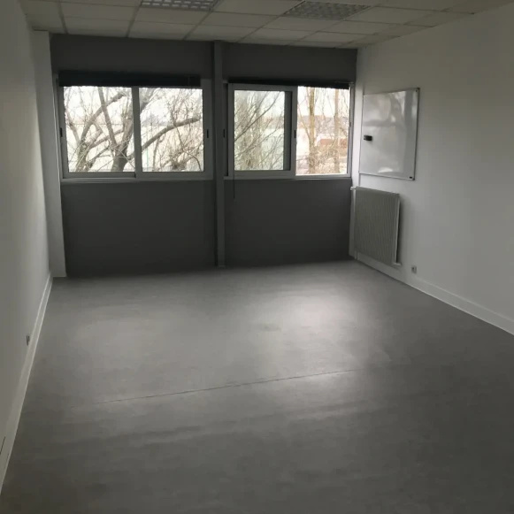 Bureau privé 16 m² 3 postes Location bureau Avenue Blaise Pascal Morangis 91420 - photo 4