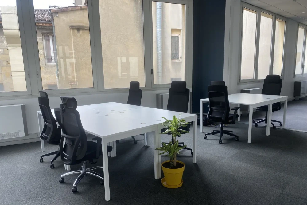 Open Space - 33000 - 1 poste - 260€