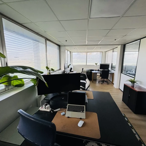 Bureau privé 32 m² 4 postes Coworking Rue Victor Baltard à Tourcoing Tourcoing 59200 - photo 1