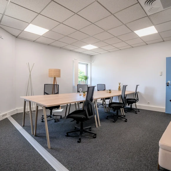 Bureau privé 25 m² 6 postes Coworking Avenue Léonard de Vinci Pessac 33600 - photo 1