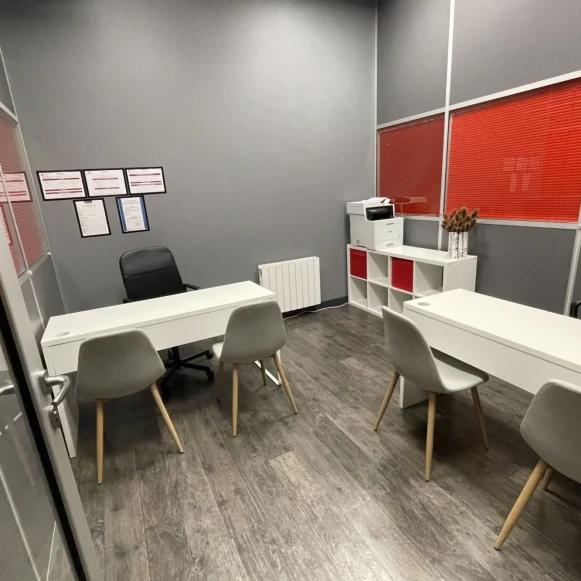 Bureau privé 12 m² 2 postes Coworking Chemin des Cordeliers Mantes-la-Ville 78711 - photo 1