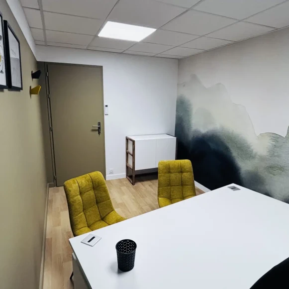 Bureau privé 11 m² 2 postes Location bureau Impasse Ampère La Roche-sur-Yon 85000 - photo 1