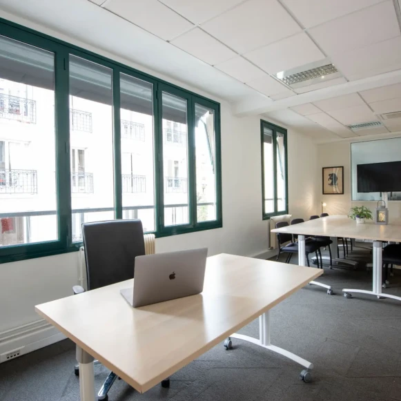 Bureau privé 40 m² 8 postes Coworking Rue Desnouettes Paris 75015 - photo 1