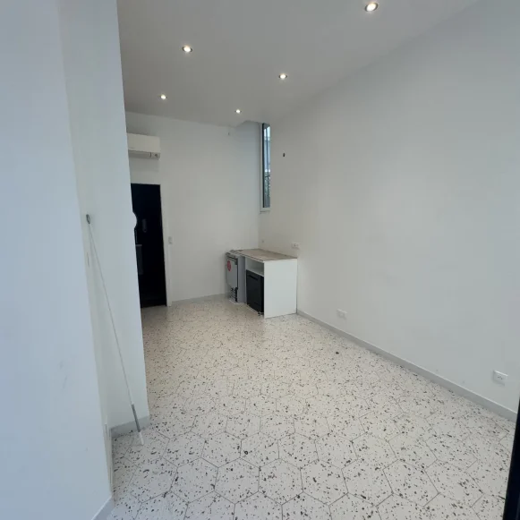 Espace indépendant 20 m² 5 postes Location bureau Rue Debelleyme Paris 75003 - photo 6