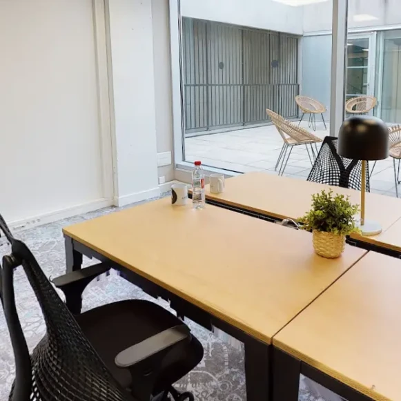 Bureau privé 16 m² 4 postes Coworking Rue d'Athènes Lille 59800 - photo 2