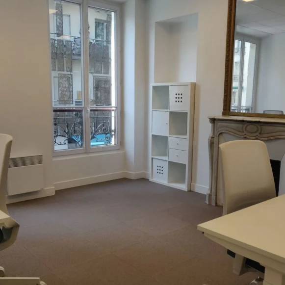 Bureau privé 15 m² 4 postes Coworking Rue de Turenne Paris 75004 - photo 1