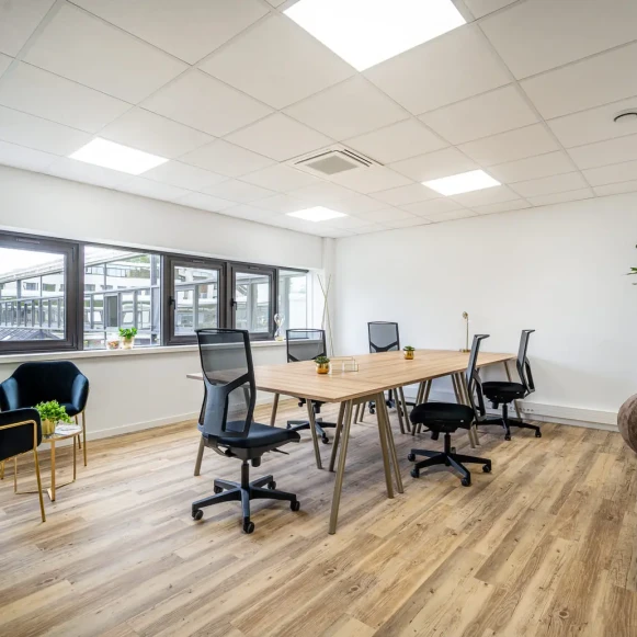 Bureau privé 24 m² 5 postes Coworking Boulevard Albert Einstein Nantes 44300 - photo 1