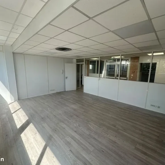Bureau privé 29 m² 4 postes Coworking Avenue du 8 Mai 1945 Sarcelles 95200 - photo 2