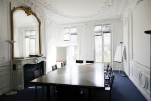 Bureau privé - 75008 - 3 postes - 2700€