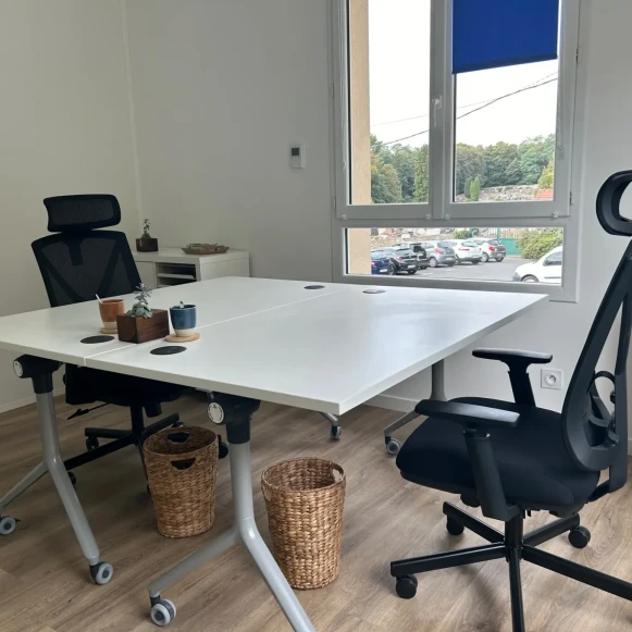 Bureau privé 13 m² 2 postes Coworking Rue du Mont Griffon Yerres 91330 - photo 2