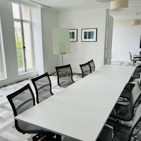 Bureau privé 19 m² 5 postes Coworking Avenue des Champs-Élysées Paris 75008 - photo 3