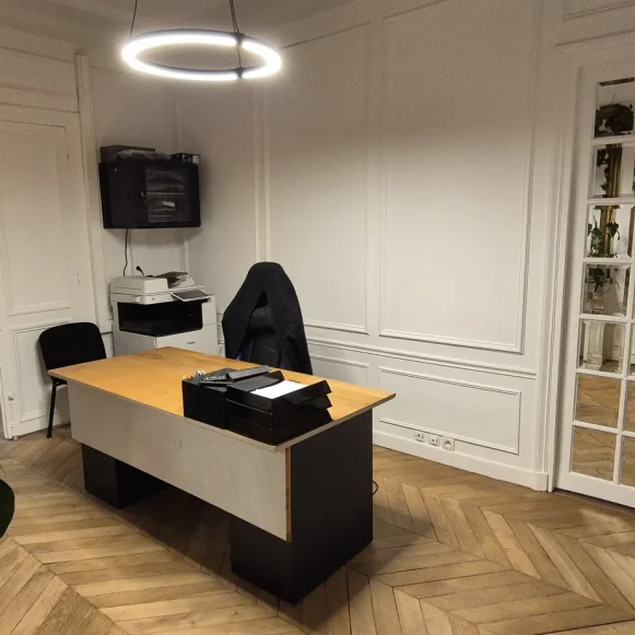 Bureau privé 20 m² 3 postes Location bureau Rue Washington Paris 75008 - photo 2