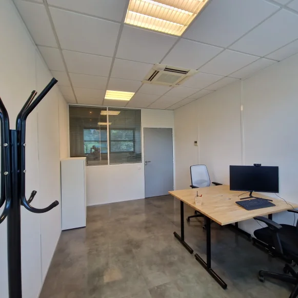 Bureau privé 12 m² 2 postes Location bureau Square Benjamin Franklin Montigny-le-Bretonneux 78180 - photo 1
