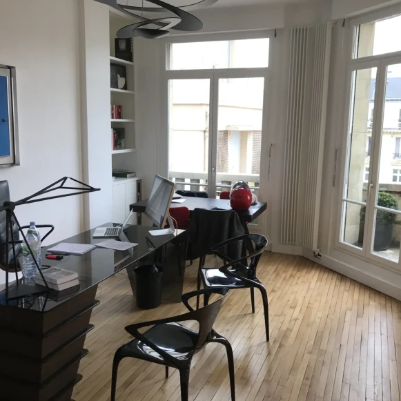 Bureau privé 25 m² 4 postes Coworking Avenue Hoche Paris 75008 - photo 1