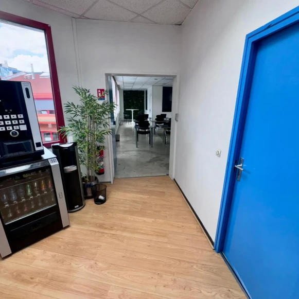 Espace indépendant 81 m² 31 postes Location bureau Rue Emile Zola Montreuil 93100 - photo 8