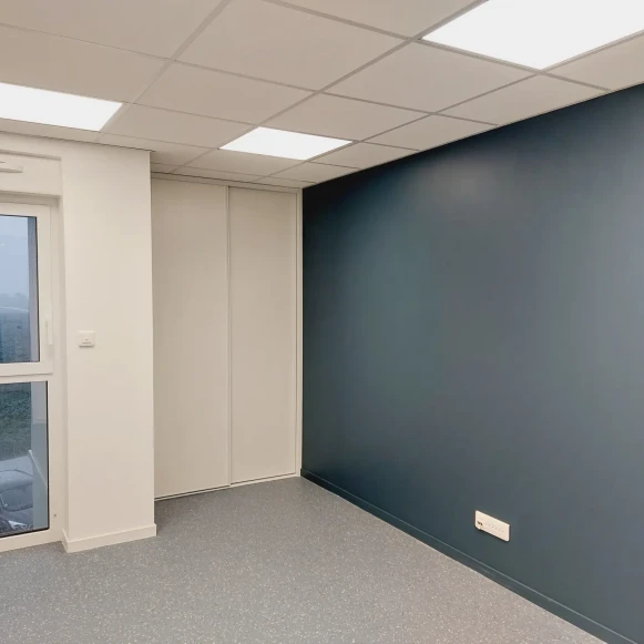 Espace indépendant 38 m² 5 postes Coworking Rue Mozart Jonzac 17500 - photo 2