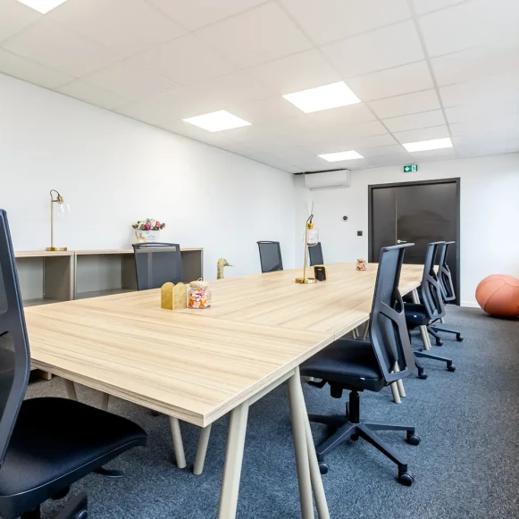 Bureau privé 27 m² 7 postes Location bureau Rue Thomas Edison Le Mans 72650 - photo 1