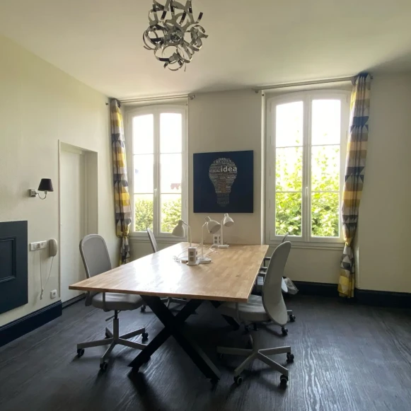 Open Space  4 postes Location bureau Avenue Port Mahon Charente-Maritime 17400 - photo 1