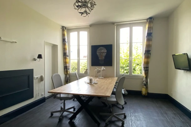 Open Space - 17400 - 4 postes - 325€