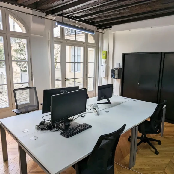 Bureau privé 24 m² 6 postes Location bureau Quai des Célestins Paris 75004 - photo 1