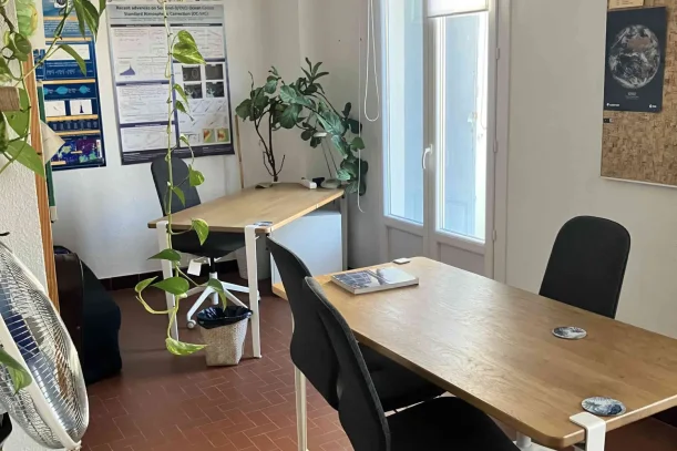 Open Space - 06600 - 2 postes - 350€
