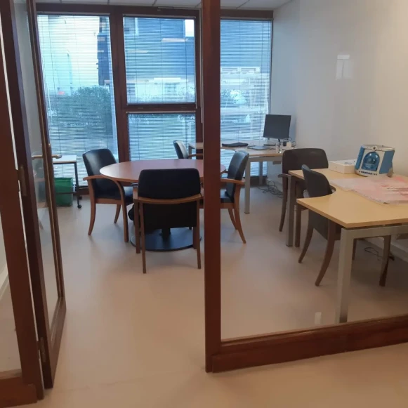 Bureau privé 22 m² 3 postes Coworking Rue Marceau Houilles 78800 - photo 2