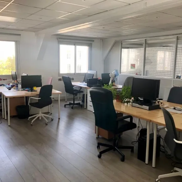 Bureau privé 45 m² 10 postes Coworking Rue Chanzy Paris 75011 - photo 3