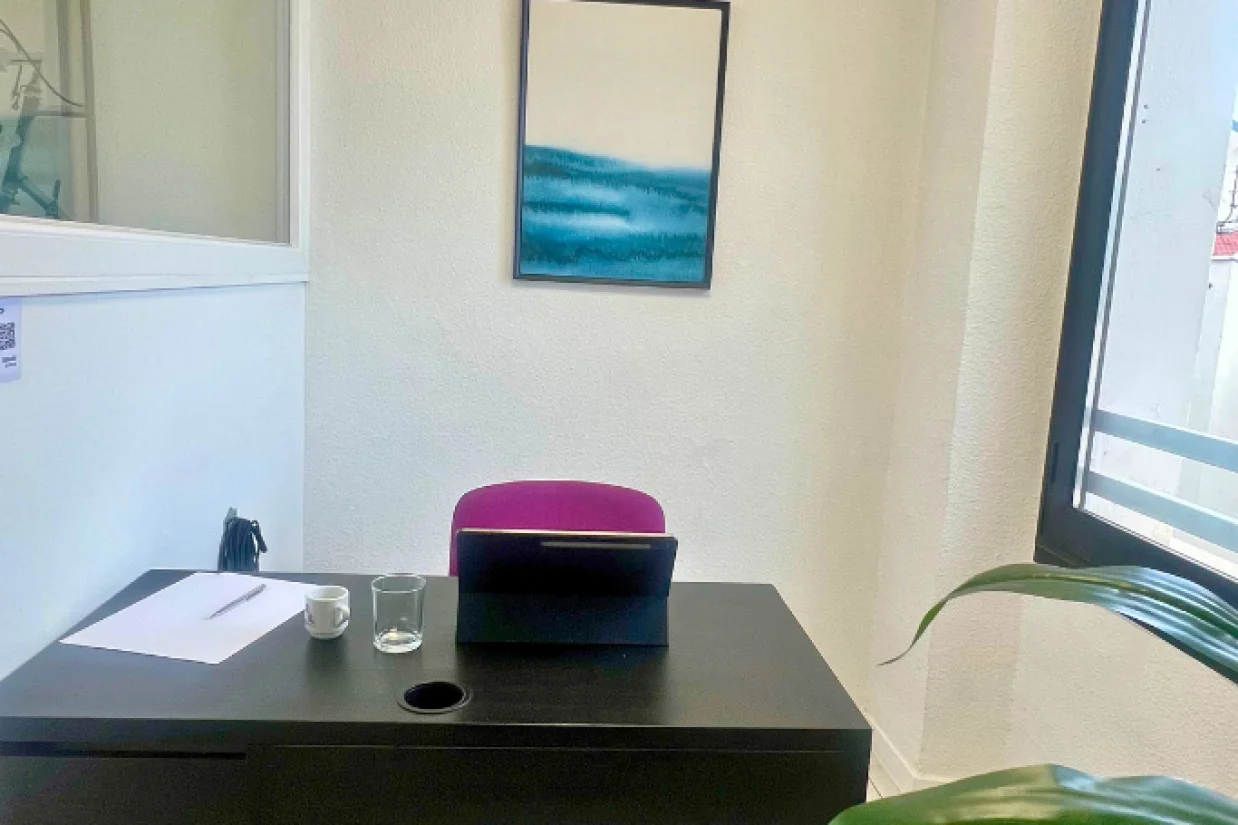 Open Space - 83000 - 1 poste - 360€