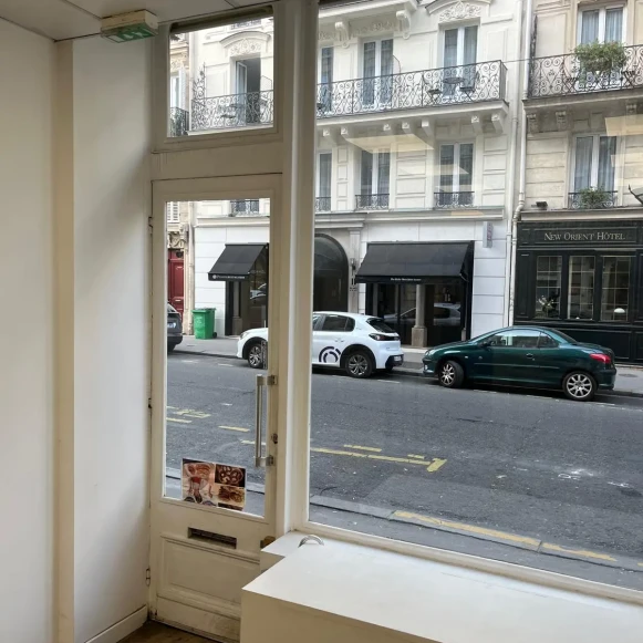 Bureau privé 15 m² 2 postes Location bureau Rue de Constantinople Paris 75008 - photo 6