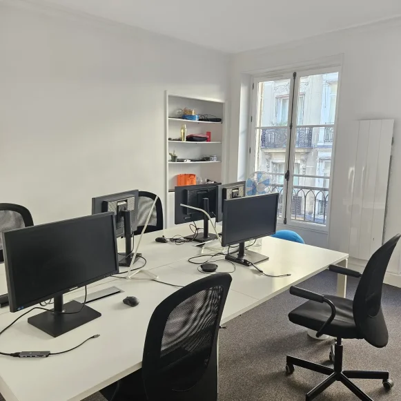 Bureau privé 20 m² 4 postes Location bureau Rue du Faubourg Poissonnière Paris 75010 - photo 2