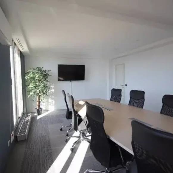 Espace indépendant 190 m² 15 postes Coworking Route Renault Flins-sur-Seine 78410 - photo 2