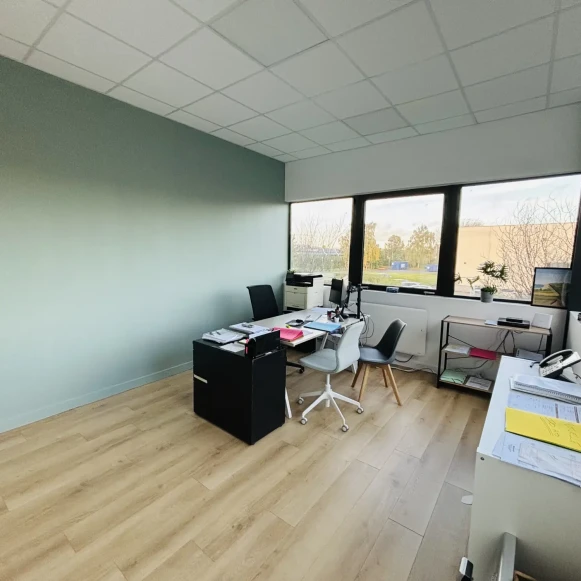 Bureau privé 22 m² 3 postes Location bureau Rue Louis Armand Tourcoing 59200 - photo 2