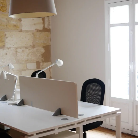 Bureau privé 20 m² 4 postes Coworking Rue Crozilhac Bordeaux 33000 - photo 2