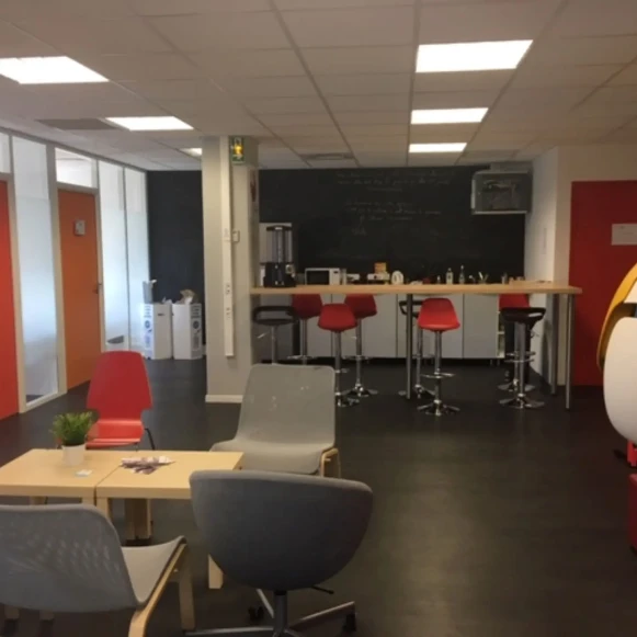 Bureau privé 15 m² 3 postes Coworking Rue Marcellin Berthelot Aix-en-Provence 13290 - photo 3