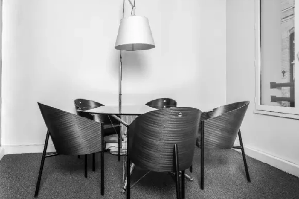 Bureau privé - 75004 - 2 postes - 990€