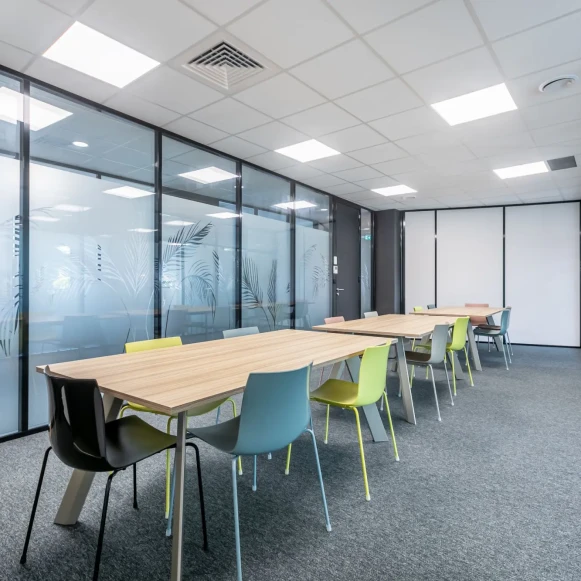 Bureau privé 28 m² 15 postes Coworking Rue des Hérons Entzheim 67960 - photo 3